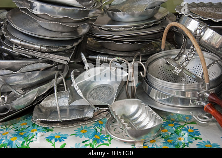 Das Foto zeigt die Stapel von getrübt, antike Silberplatten und andere Küchenutensilien.