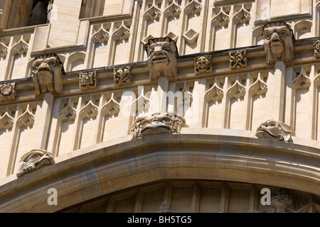 Grotesken auf der Wills Memorial Building, Queens Road, University of Bristol, Clifton, Bristol, England. Stockfoto