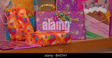 Dieses Foto zeigt eine Regal voll von Geburtstag eines Kindes stellt warten nur darauf, in eine sehr bunte Palette geöffnet werden. Stockfoto