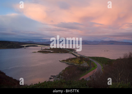 Der Skye Bridge in der Dämmerung, auf der Suche nach Red Cuillin Hills. Stockfoto