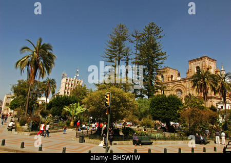 Ecuador, Cuenca die Plaza de Armas mit der neuen Kathedrale oder die Kathedrale der Unbefleckten Empfängnis im Hintergrund, damit Stockfoto