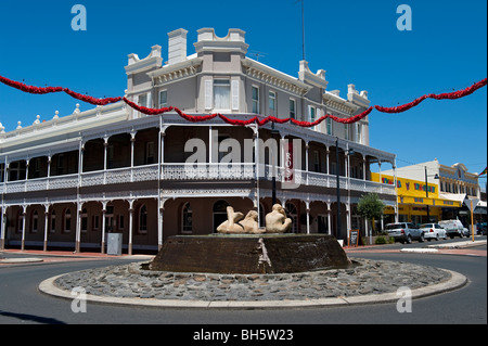 Das Hotel Rose und Bruder & Schwester Skulptur, Bunbury, Westaustralien Stockfoto