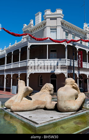 Das Hotel Rose und Bruder & Schwester Skulptur, Bunbury, Westaustralien Stockfoto