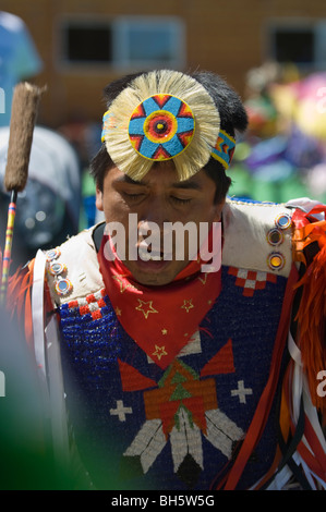 Gebürtige amerikanische Schlagzeuger und Sänger bei North American Indian Days Stockfoto