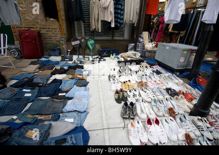 2nd Hand Kleidung und Schuhe auf der Londoner Brick Lane Market. Stockfoto