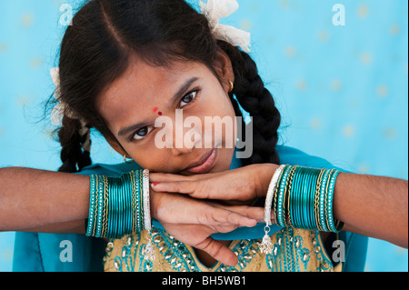 Hübsche junge indische Mädchen mit Türkis Armreifen. Andhra Pradesh. Indien Stockfoto