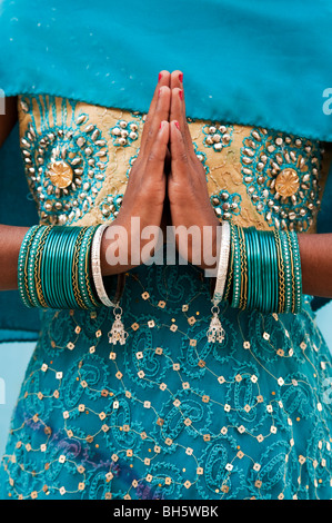 Indisches Mädchen namaste Gebet die Hände. Andhra Pradesh. Indien Stockfoto