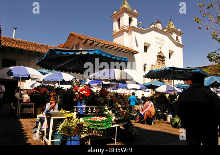 Ecuador, Cuenca, Blick auf einem Blumenmarkt im Schatten der Sonnenschirme auf dem Platz vor dem weißen Kloster El Auto Stockfoto