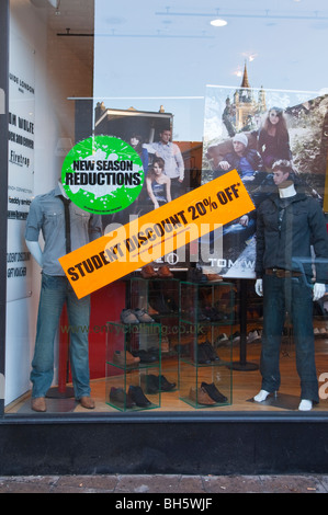 Ein Zeichen Werbung Studenten Rabatte in den Neid Shop Bekleidungsgeschäft in Norwich, Norfolk, England, Großbritannien, Uk Stockfoto