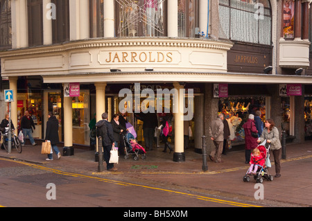 Jarrolds Abteilung Shop speichern mit Käufern in Norwich, Norfolk, England, Großbritannien, Uk Stockfoto