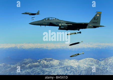 Flugzeuge der US Air Force F-15E Strike Eagle Tropfen 2.000 Pfund gemeinsame direkter Angriff Munition. Stockfoto