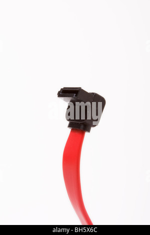 Hdd SATA-Datenkabel an Motherboard Schnittstelle auf weißen Hintergrund isoliert. Stockfoto