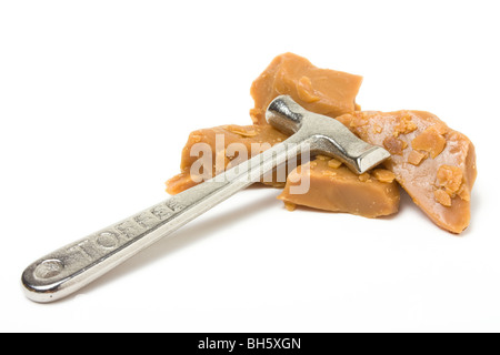 Gebrochene Toffee und Silber gefärbt Toffee Hammer auf weißen Hintergrund isoliert. Stockfoto