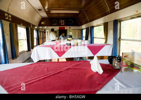 Tische mit Tischdecken aber sonst ziemlich leer, in einem polnischen Buffet Auto Wagen in einem Zug nach Krakau verlegt. Polen. Stockfoto