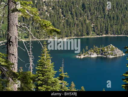 Landschaft der Insel im wunderschönen Emerald Bay, umgeben von Bergen bedeckt mit Pinienwäldern am Lake Tahoe in Kalifornien, USA. Stockfoto
