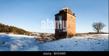 Knowlton Torheit, im Schnee, Pan-Landschaft von Dorset, Großbritannien Stockfoto