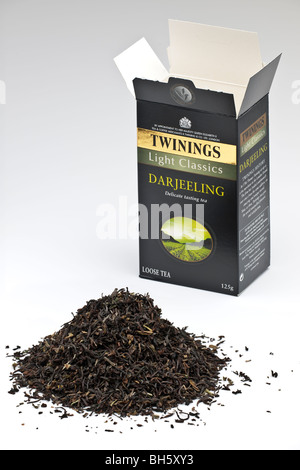 125 Gramm offener Kasten von Twinings Licht Klassiker Darjeeling Tee und ein Haufen loser Tee Stockfoto