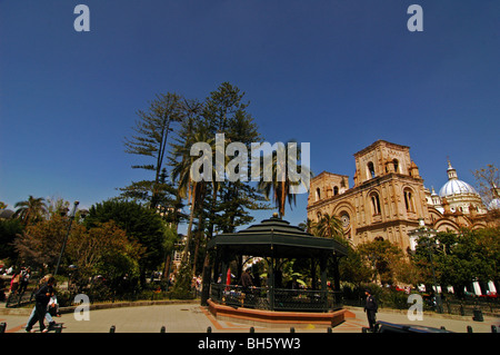 Ecuador, Plaza de Armas oder Park Abdon Calderon mit der neuen Kathedrale oder die Kathedrale der Unbefleckten Empfängnis in Cuenca Stockfoto