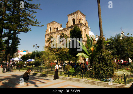 Ecuador, Plaza de Armas oder Park Abdon Calderon mit der neuen Kathedrale oder die Kathedrale der Unbefleckten Empfängnis in Cuenca Stockfoto