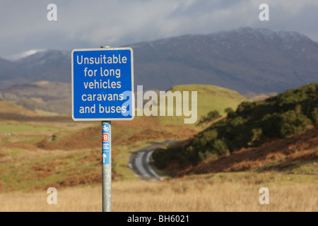 Blaue Verkehr Zeichen "ungeeignet für lange Fahrzeuge' mit einem einzigen verfolgen Straße und den Hügeln der schottischen Highlands im Hintergrund Stockfoto