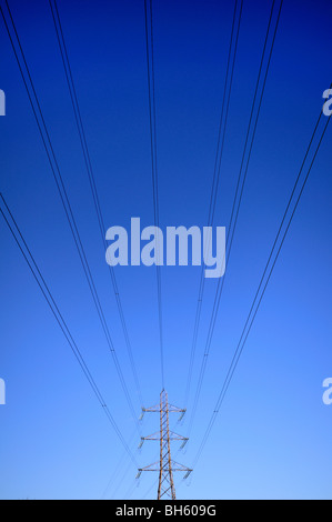 UK National Grid Strommasten, hohe Spannung Stromkabel und blauer Himmel Stockfoto