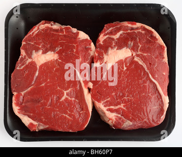 Zwei Rindfleisch Ribeye Steaks auf einen Supermarkt schwarz Metzgerei Tablett Stockfoto