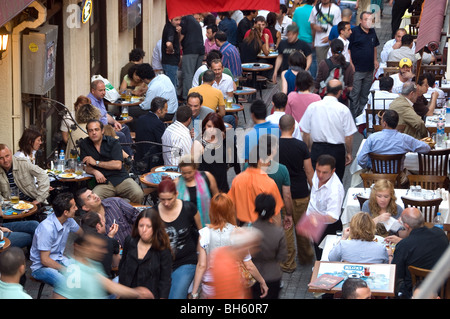 Restaurants auf Nevizade Straße Beyoglu Istanbul Türkei Stockfoto