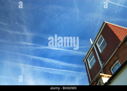 Großer Höhe Jet Flugzeuge Kondensstreifen füllt den Himmel an einem typischen Sommertag im Vereinigten Königreich Stockfoto