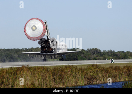 Space Shuttle Atlantis entfaltet seine Drag-Rutsche nach der Landung am Kennedy Space Center, Florida. Stockfoto