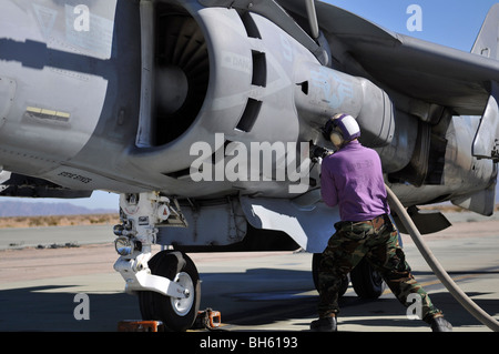 Luftfahrt-Kraftstoff-Techniker legt eine Kraftstoffleitung auf eine AV-8 b Harrier. Stockfoto