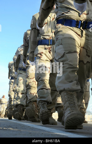 Irakische Luftwaffe Rekruten März in einem Durchgang Überprüfung Parade während ihrer Abschlussfeier. Stockfoto