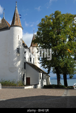 Das weiße Schloss in Nyon am Genfer See, Waadt, Schweiz. Das Schloss ist heute ein Museum der lokal hergestellte Porzellan. Stockfoto