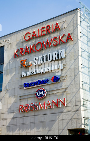 Außenansicht des Galeria Krakowska im Stadtzentrum von Krakau. In der Nähe der wichtigsten Glowny Bahnhof. Polen. Stockfoto