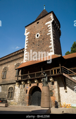 Original erhaltene Wehrturm der alten Stadtmauer, angrenzend an das Florian Tor (St. Florians Tor). Krakau, Polen. Stockfoto