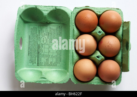 Ei Box geöffnet und zeigt 6 große Eier aus Freilandhaltung Marks & Spencer - eggbox Stockfoto