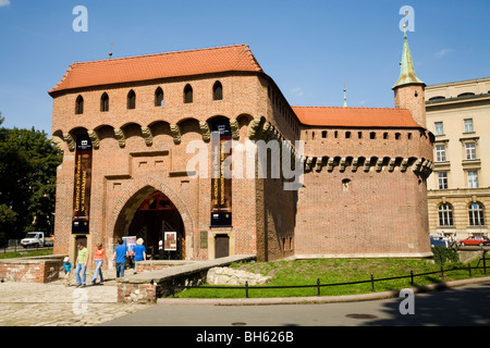 Touristen betreten das innere Tor der Barbakane von Krakau – die St. Florians Tor zum Süden zugewandt. Krakau, Polen. Stockfoto