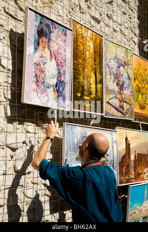 Gemälde hing an der alten Stadtmauer, zum Verkauf an Touristen. Kunstmarkt auf Pijarska. Krakau, Polen. Stockfoto