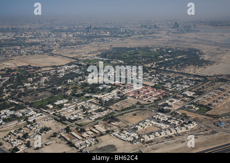 Der internationale Flughafen von Dubai vom Burj Khalifa SEAT2 anzeigen Stockfoto