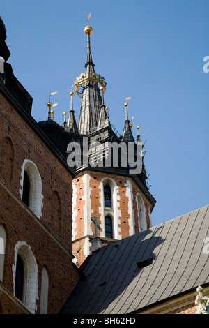 Trompeter spielt ein Signal, genannt Heynal, nur sichtbar im Fenster "zentralsten" – von der taller 2 Türme von St. Marien. Stockfoto