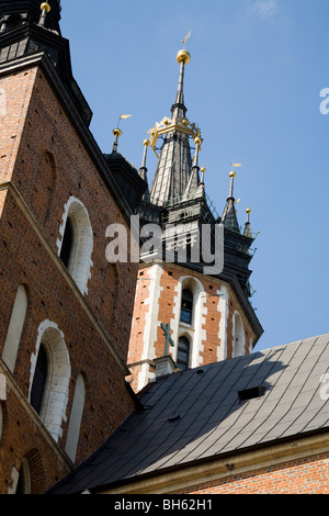 Trompeter spielt ein Signal, genannt Heynal, nur sichtbar im Fenster "zentralsten" – von der taller 2 Türme von St. Marien. Stockfoto