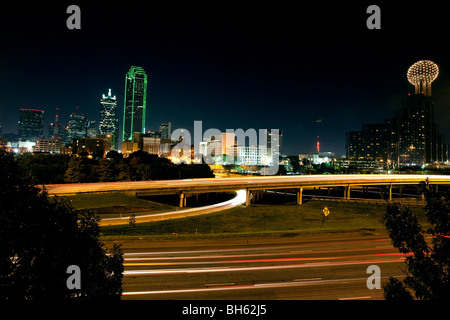 Wolkenkratzer und Langzeitbelichtung von Verkehr, Downtown Dallas, Dallas, Texas, USA Stockfoto