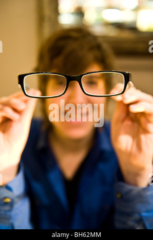 Ein junger Mann mit Brille Stockfoto