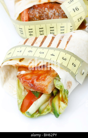 Tortilla-Wrap mit Maßband Stockfoto
