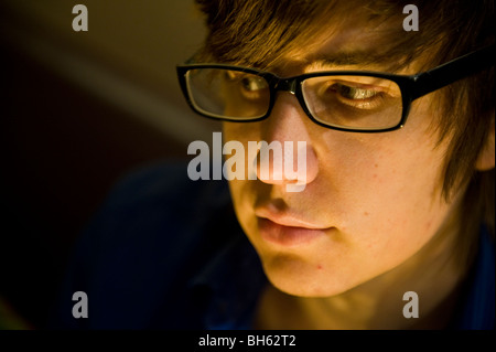 Ein junger Mann mit Brille Stockfoto