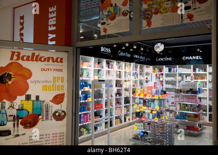 Duty free Shop in der Nähe der Passagier-Abflug-Gate am Krakauer John Paul II International Airport (Balice) Krakau, Polen. Stockfoto