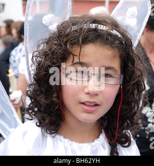 junge Mädchen gekleidet wie ein Agel während "Religionen traditionelle Feier" in "Ponta Delgada', North Madeira Portugal Stockfoto