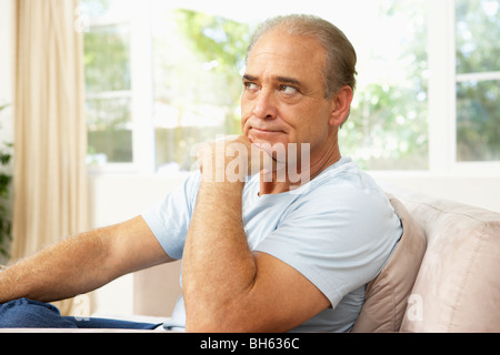 Senior Woman In Stuhl zu Hause entspannen Stockfoto