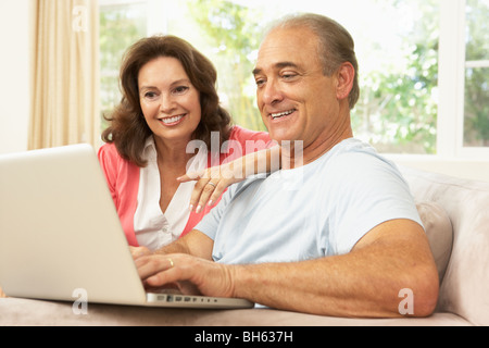Älteres Paar mit Laptop zu Hause Stockfoto