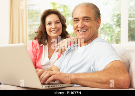 Älteres Paar mit Laptop zu Hause Stockfoto