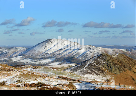 Die Shropshire Hügel aus der Long Mynd mit Caer Caradoc mit Schnee bedeckt Stockfoto